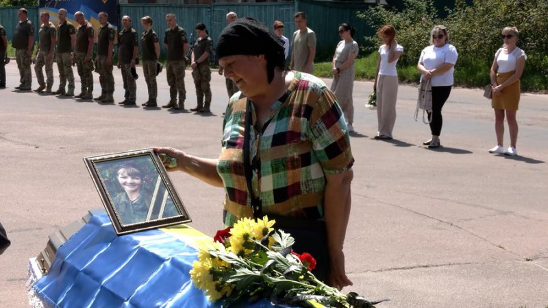 На Донеччині загинула мати трьох дітей: на Чернігівщині в останню путь провели молодшу сержантку Оксану Коротку