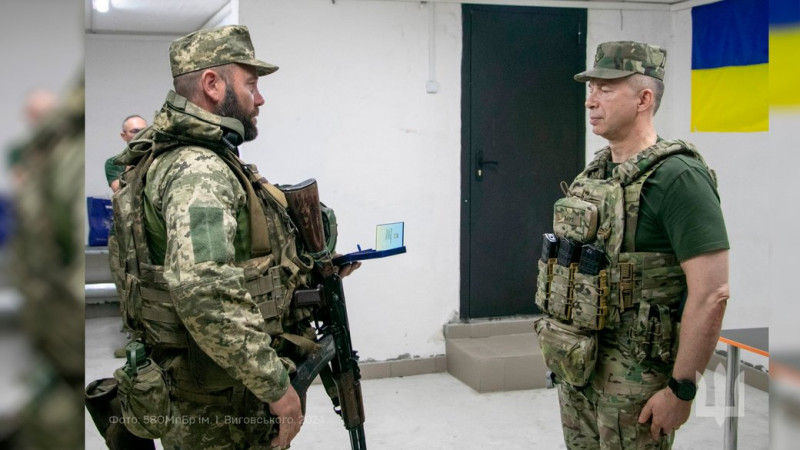 Головнокомандувач ЗСУ Сирський вручив "Золотий хрест" піхотинцю з Чернігівщини з 58-ї мотопіхотної бригади