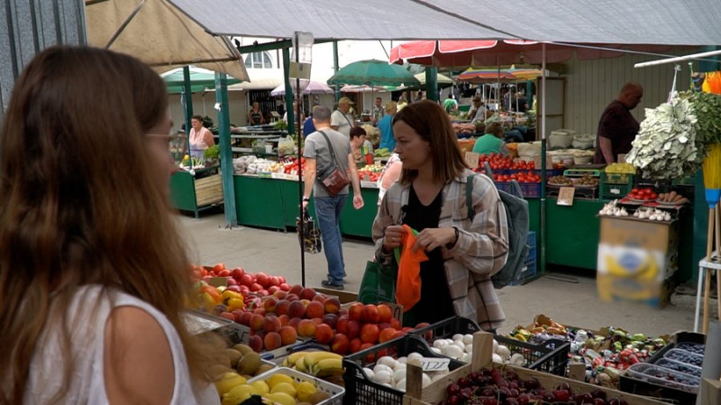 Чернігівка Ольга Рись ходить на закупи з екоторбинами: як реагують продавці та що кажуть екоактивісти