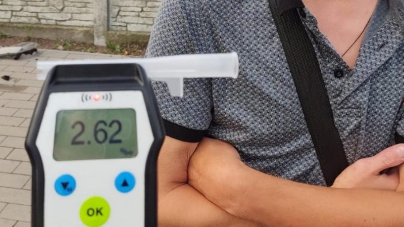 У Чернігові в мікрорайоні Масани нетверезий водій на легковику збив світлофор