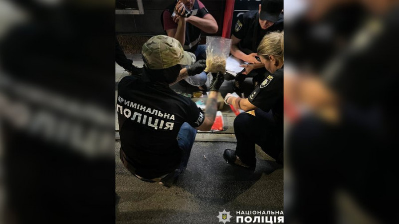 Отримали на пошті психотропні речовини на 250 тис. грн: у Чернігові двох людей підозрюють у розповсюдженні наркотиків