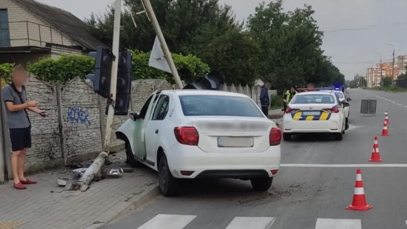 У Чернігові в мікрорайоні Масани нетверезий водій на легковику збив світлофор