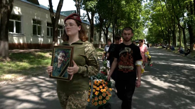 На Донеччині загинула мати трьох дітей: на Чернігівщині в останню путь провели молодшу сержантку Оксану Коротку
