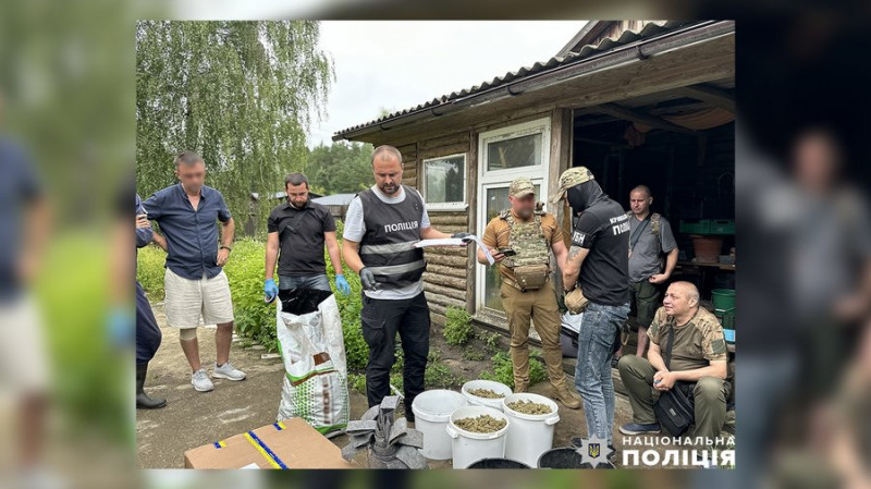 На прикордонні Чернігівщини під час обшуків поліцейські вилучили наркотиків на 4 млн грн