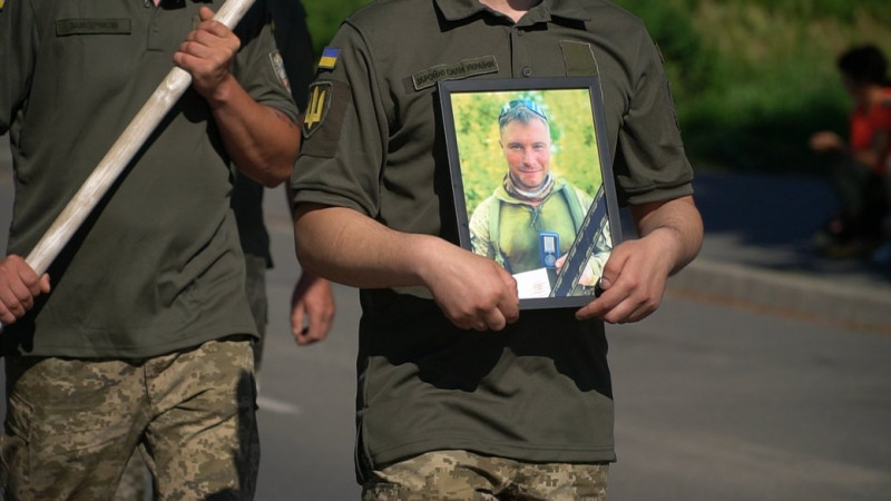 На Донеччині загинула мати трьох дітей: на Чернігівщині в останню путь провели молодшу сержантку Оксану Коротку