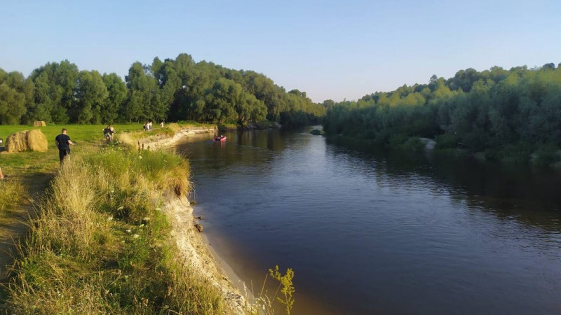 На Чернігівщині 2-річного хлопчика, який разом з батьками був на річці, віднесло течією