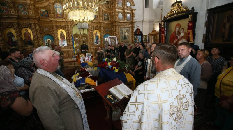 У Чернігові поховали Юрія Дмитренка та Юрія Мозгового, які загинули під час виконання бойових завдань на Донеччині