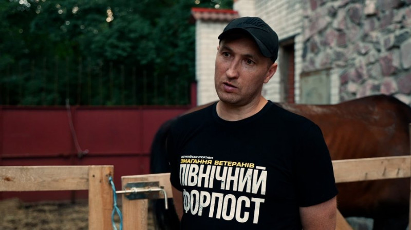 "І собі допомагаю, і хлопцям": у Чернігові для ветеранів війни та їхніх родин ініціювали заняття з іпотерапії