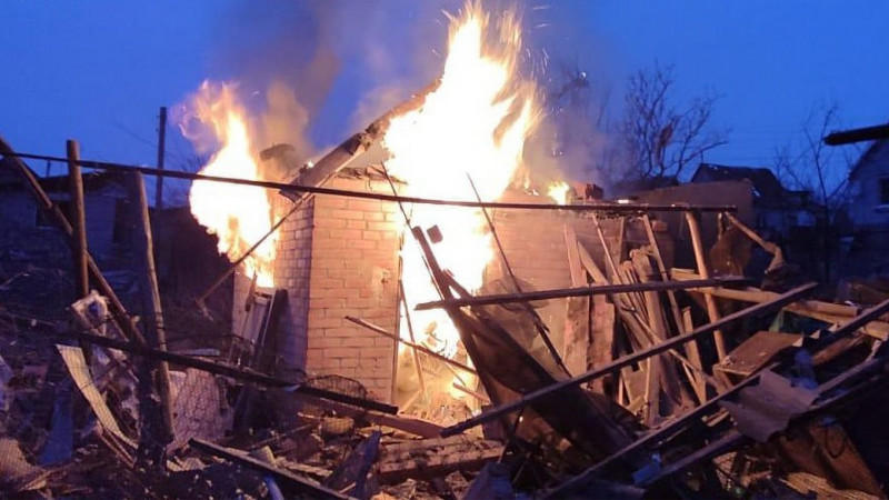 Внаслідок прильоту FPV-дрона загорілися чотири будинки у селі Єліне на прикордонні Чернігівщини