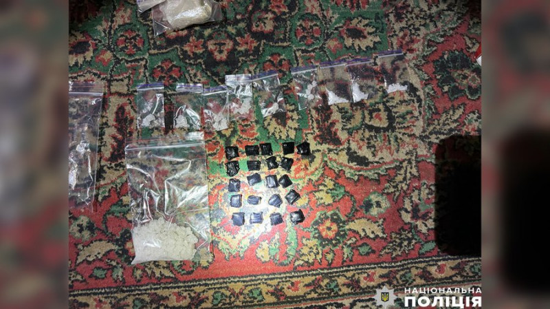 Отримали на пошті психотропні речовини на 250 тис. грн: у Чернігові двох людей підозрюють у розповсюдженні наркотиків