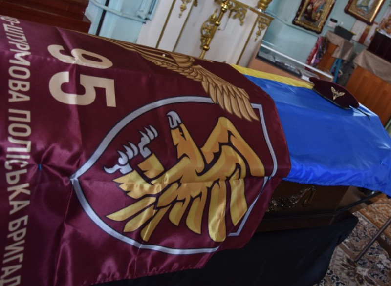 На Чернігівщині попрощалися із загиблим воїном, що служив у взводі розвідки 95-ї ДШБ