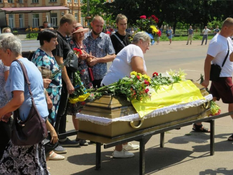 На Чернігівщині попрощалися із захисницею, яка загинула на фронті 