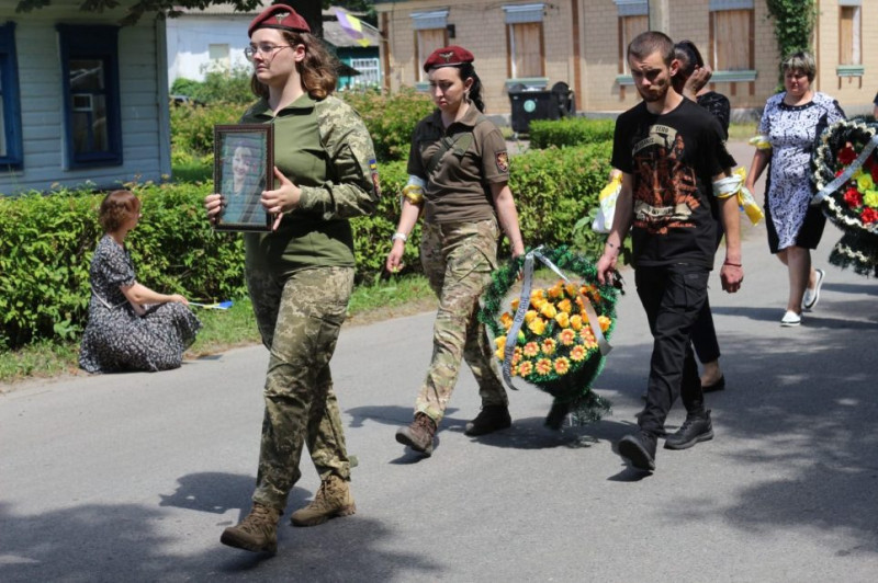 На Чернігівщині попрощалися із захисницею, яка загинула на фронті 