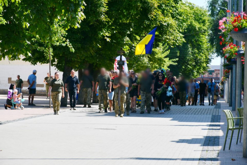 На Чернігівщині попрощалися із захисником, який загинув на Донеччині внаслідок поранення несумісного з життям