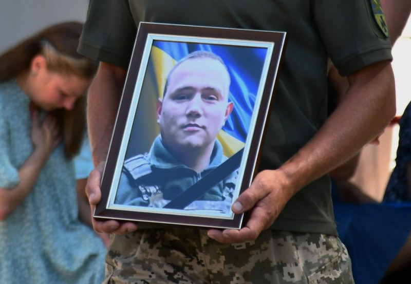 На Чернігівщині попрощалися із захисником, який загинув на Донеччині внаслідок поранення несумісного з життям