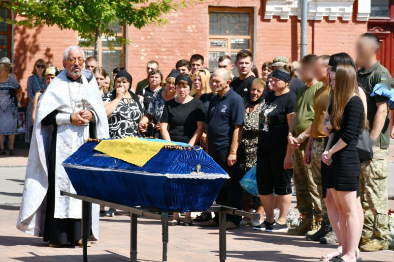 На Чернігівщині попрощалися із захисником, який загинув на Донеччині внаслідок поранення несумісного з життям