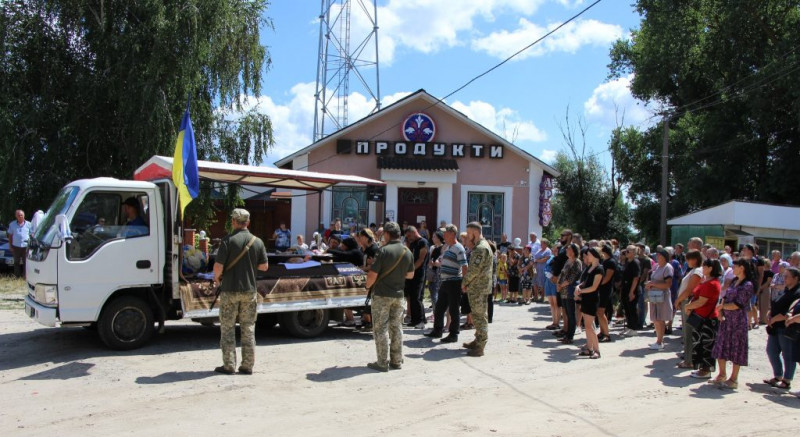 На Чернігівщині попрощалися з військовим, який трагічно загинув в ДТП під час відпустки
