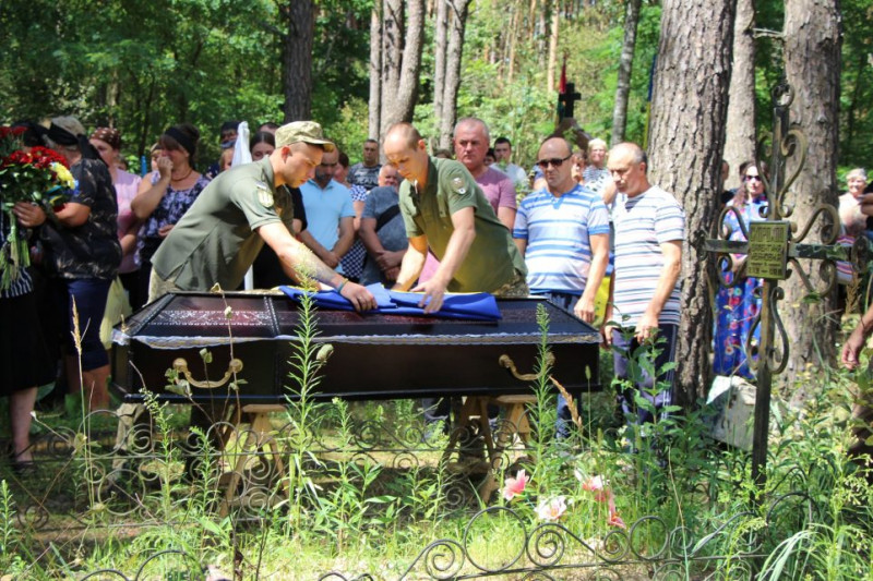 На Чернігівщині попрощалися з військовим, який трагічно загинув в ДТП під час відпустки