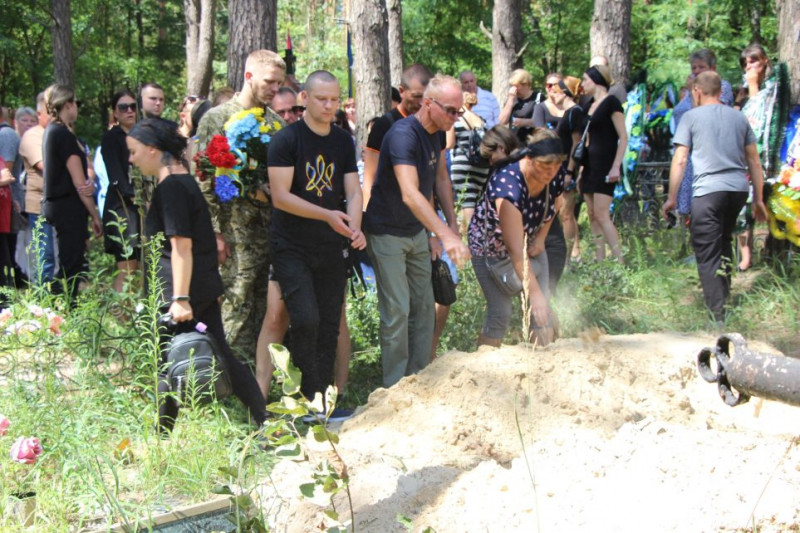 На Чернігівщині попрощалися з військовим, який трагічно загинув в ДТП під час відпустки