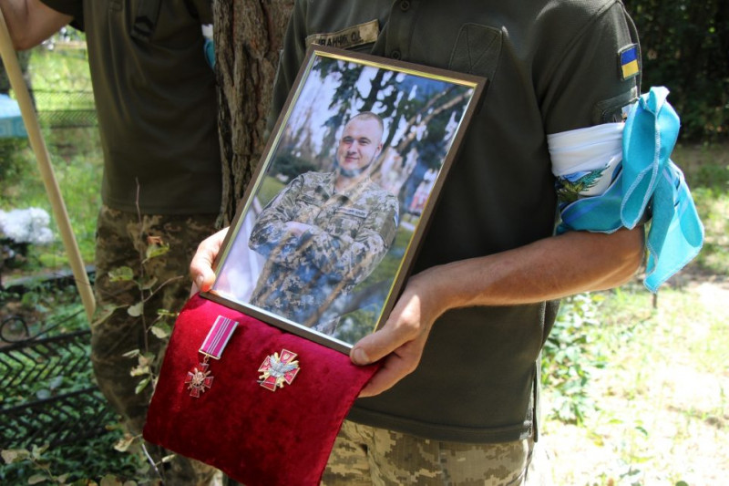 На Чернігівщині попрощалися з військовим, який трагічно загинув в ДТП під час відпустки