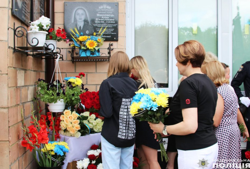 На Чернігівщині увіковічили пам’ять молодої поліцейської, яка загинула під час обстрілу Чернігова (Відео)