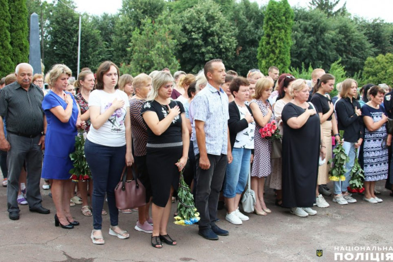 На Чернігівщині увіковічили пам’ять молодої поліцейської, яка загинула під час обстрілу Чернігова (Відео)