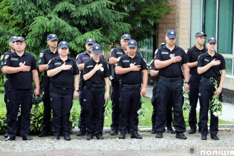 На Чернігівщині увіковічили пам’ять молодої поліцейської, яка загинула під час обстрілу Чернігова (Відео)