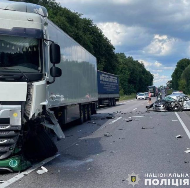 На Львівщині внаслідок зіткнення з вантажівкою в ДТП загинула 38-річна жителька Чернігова: двоє дітей у лікарні