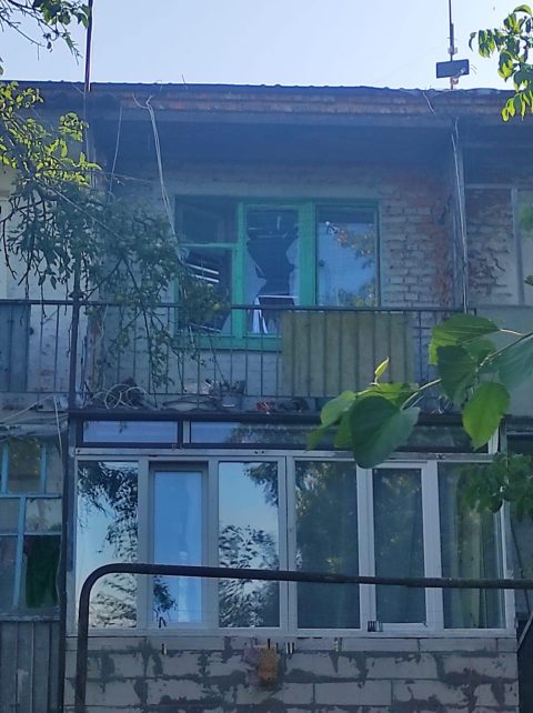 Пошкоджено 18 квартир, дві людини отримали допомогу лікарів: наслідки нічної атаки ворога на Ніжин (Фото)