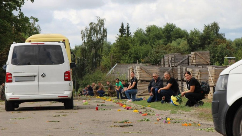 Двох бійців опізнали за ДНК-експертизою: на Чернігівщині поховали Михайла Мазая, Олександра Гладченка та Дмитра Сердюка