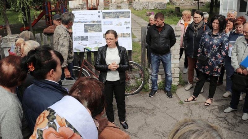 Денис Шмигаль під час поїздки до Чернігова дав доручення виділити гроші на відбудову Ягідного