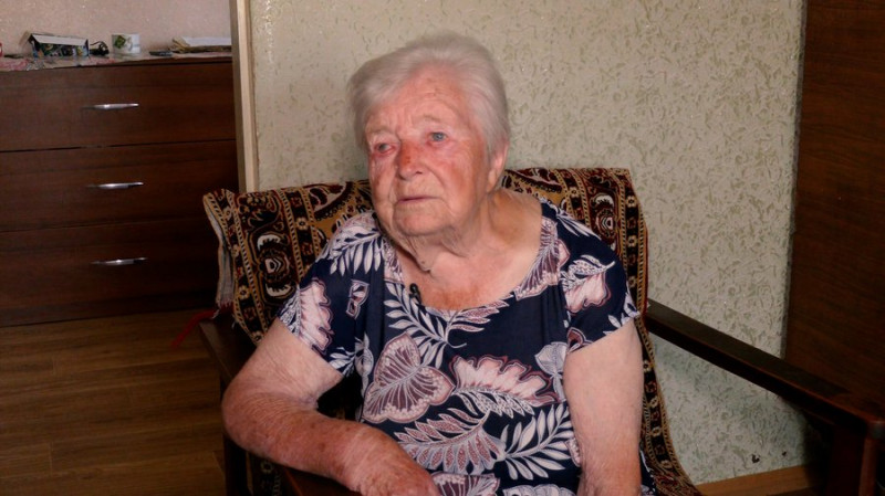 У 100 років пише вірші та знає напам'ять телефонні номери рідних: як живе довгожителька на Чернігівщині