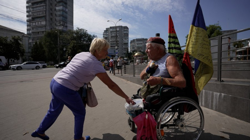 "Моє місце проживання — вся Україна": 77-річний волонтер "дядя Гриша з Херсона" завітав до Чернігова