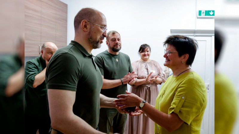 Денис Шмигаль під час робочої поїздки до Чернігова вручив пам’ятні відзнаки працівникам обласної дитячої лікарні