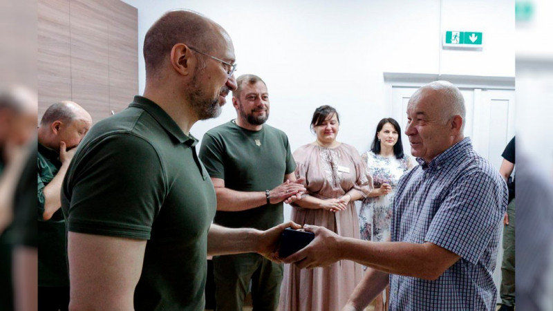 Денис Шмигаль під час робочої поїздки до Чернігова вручив пам’ятні відзнаки працівникам обласної дитячої лікарні