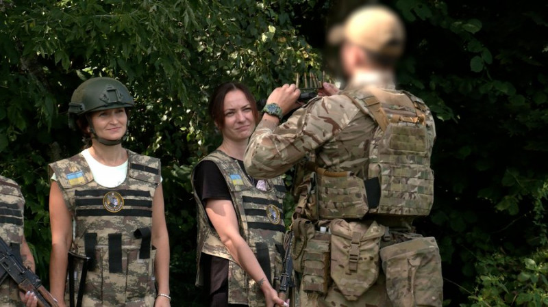 Вчать бути сильнішими та сміливішими: як у Чернігові проходять тренінги зі збройного самозахисту для жінок