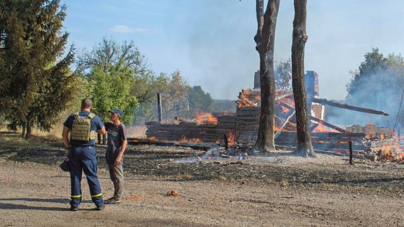 З прикордонного села Чернігівщини, де через обстріли горіли 25 житлових будинків, відселили двох людей