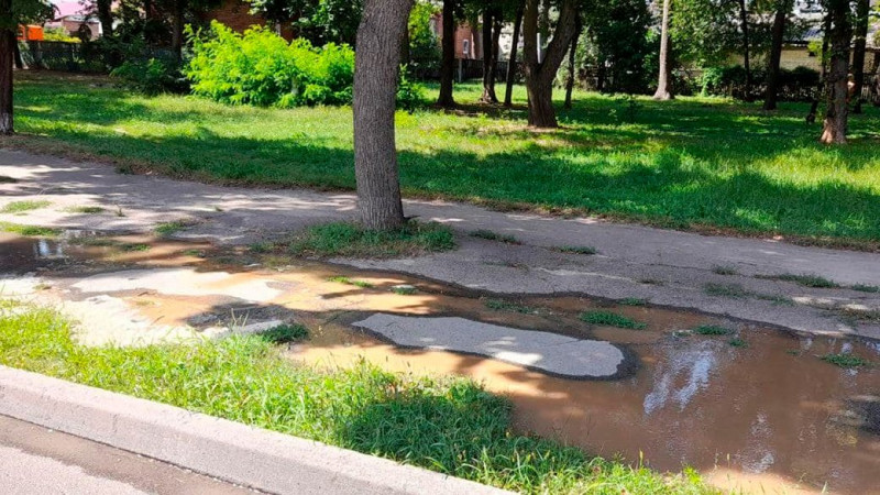 Через порив водопроводу низка будинків і будівель залишилася без водопостачання: коли планують почати ремонт