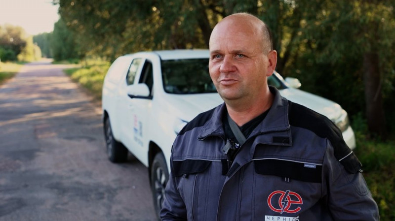 "Подобається світло давати, бо воно радість несе": як на Чернігівщині працюють електромонтери, які підірвалися на міні