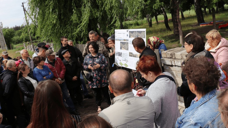 Денис Шмигаль під час поїздки до Чернігова дав доручення виділити гроші на відбудову Ягідного