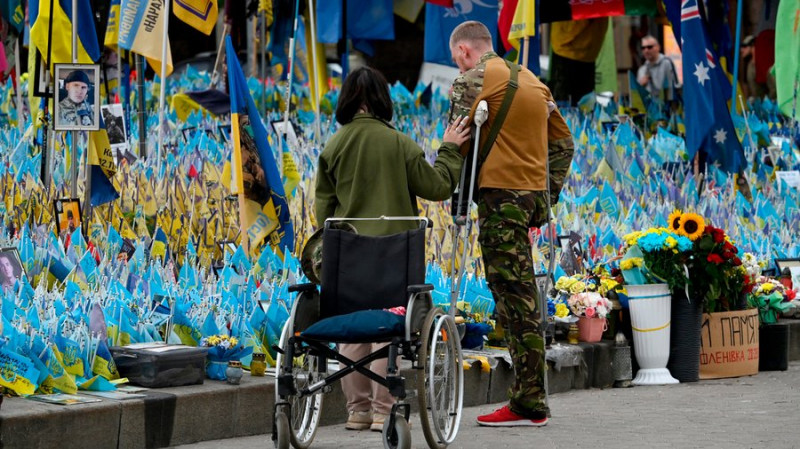 "Я свою обіцянку виконав": історія пораненого бійця з Чернігівщини, який у Києві вшанував прапором загиблого побратима