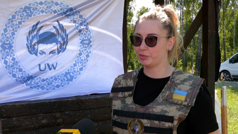 Вчать бути сильнішими та сміливішими: як у Чернігові проходять тренінги зі збройного самозахисту для жінок