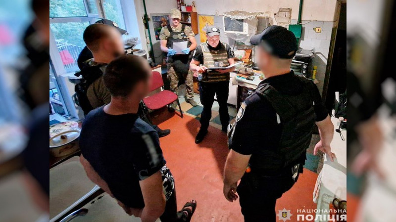 У Чернігові чоловік погрожував підірвати гранату у гуртожитку, де живе його колишня дівчина зі своєю матір'ю