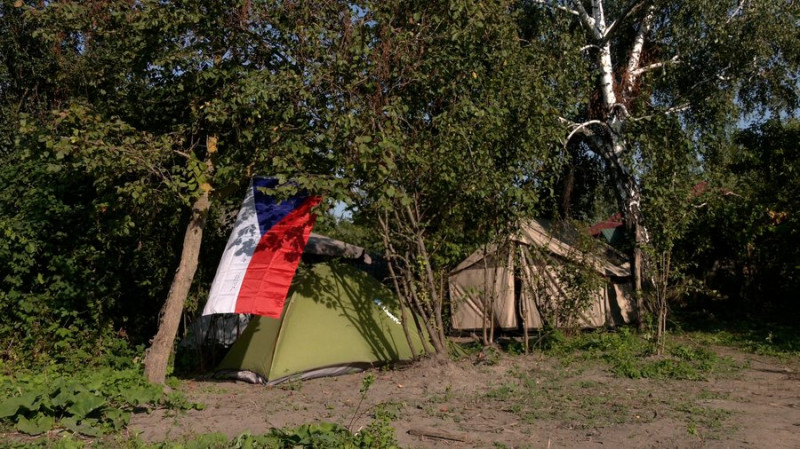 На велосипеді з Чехії до України: як волонтер Філіп допомагає відбудовувати будинки на Чернігівщині