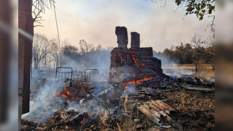 З прикордонного села Чернігівщини, де через обстріли горіли 25 житлових будинків, відселили двох людей