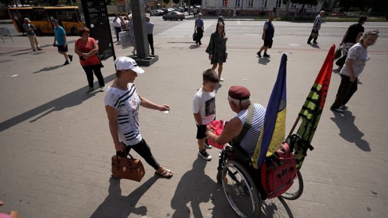 "Моє місце проживання — вся Україна": 77-річний волонтер "дядя Гриша з Херсона" завітав до Чернігова