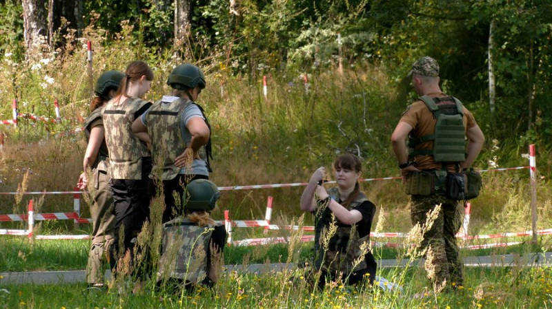 Вчать бути сильнішими та сміливішими: як у Чернігові проходять тренінги зі збройного самозахисту для жінок
