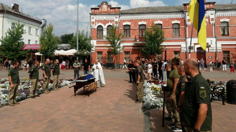 На Чернігівщині поховали трьох бійців ЗСУ, одного з яких опізнали за допомогою ДНК-експертизи