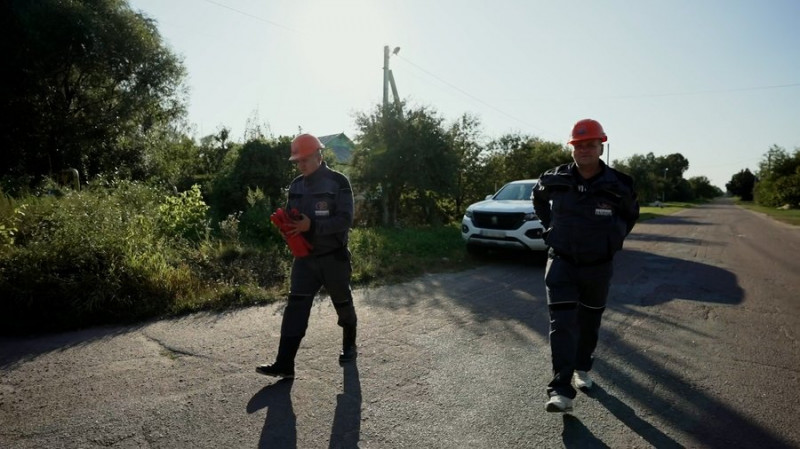 "Подобається світло давати, бо воно радість несе": як на Чернігівщині працюють електромонтери, які підірвалися на міні