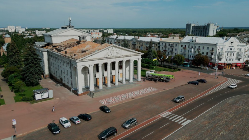 На відбудову зруйнованого даху драмтеатру в Чернігові агенція Expertise France витратила близько 300 000 євро